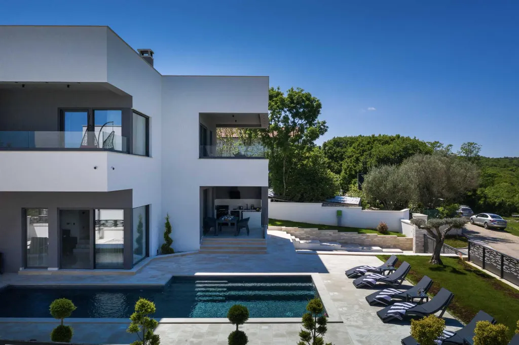 Modern Villa with Pool and Jacuzzi in Rakalj