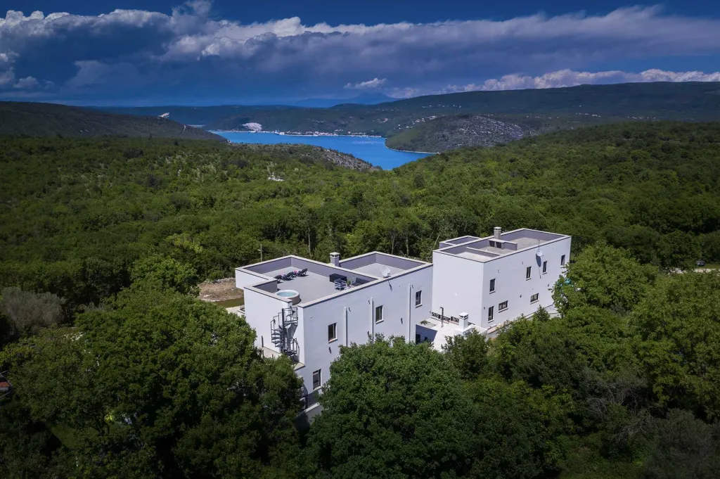 Modern Villa with Pool and Jacuzzi in Rakalj