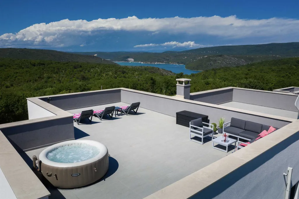 Modern Villa with Pool and Jacuzzi in Rakalj