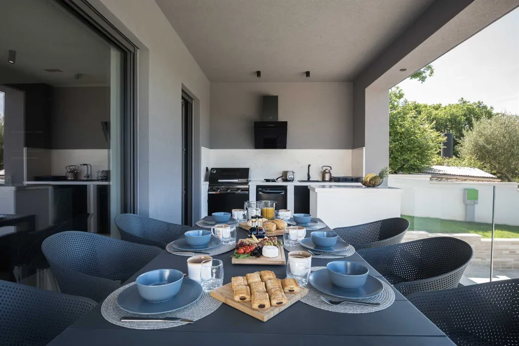 Modern Villa with Pool and Jacuzzi in Rakalj