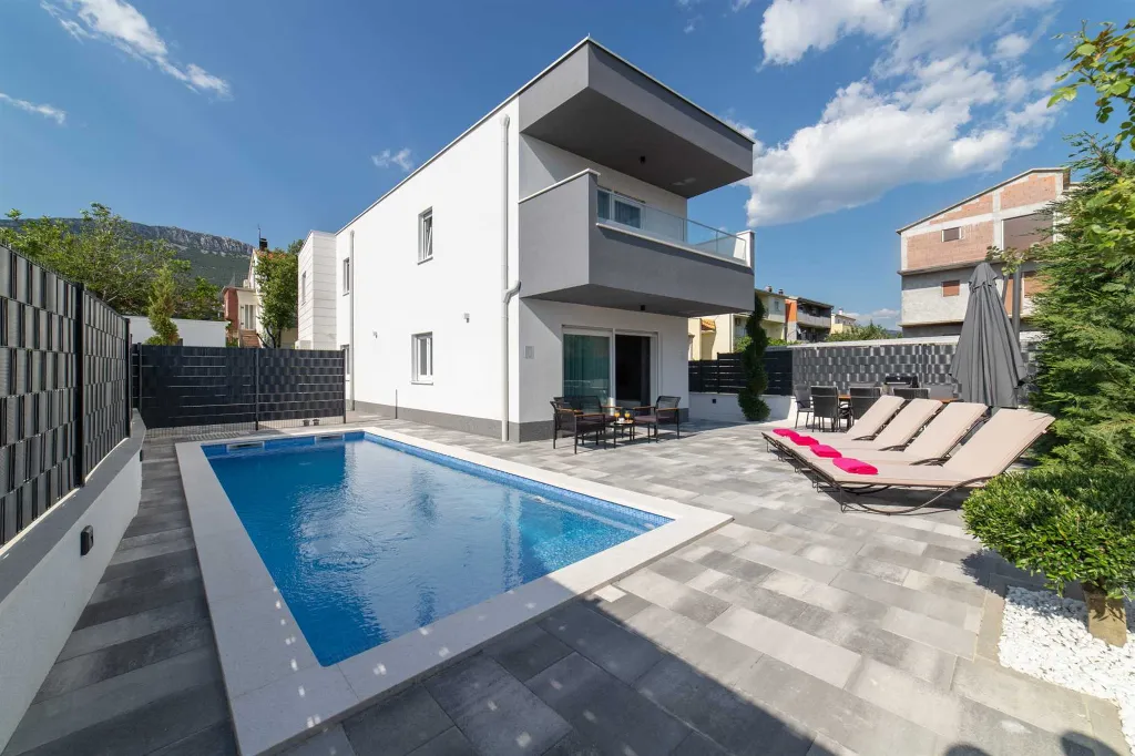 Modern Villa with Heated Pool in Kaštel Stari