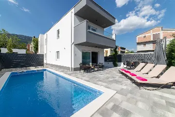 Modern Villa with Heated Pool in Kaštel Stari