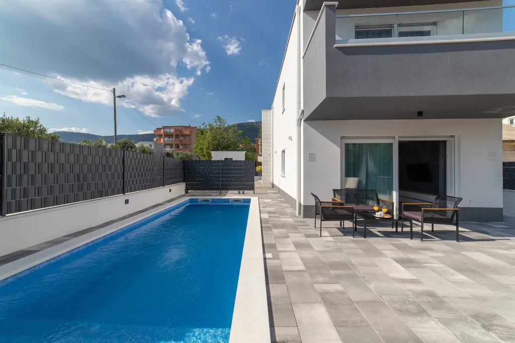 Modern Villa with Heated Pool in Kaštel Stari