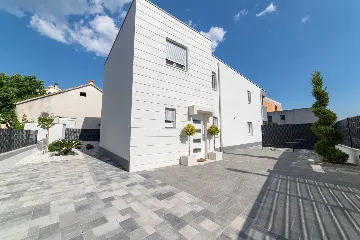 Modern Villa with Heated Pool in Kaštel Stari