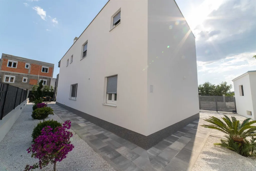 Modern Villa with Heated Pool in Kaštel Stari