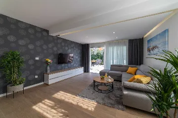 Modern Villa with Heated Pool in Kaštel Stari