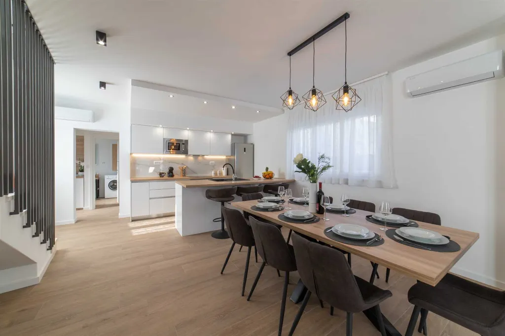 Modern Villa with Heated Pool in Kaštel Stari