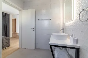 Modern Villa with Heated Pool in Kaštel Stari