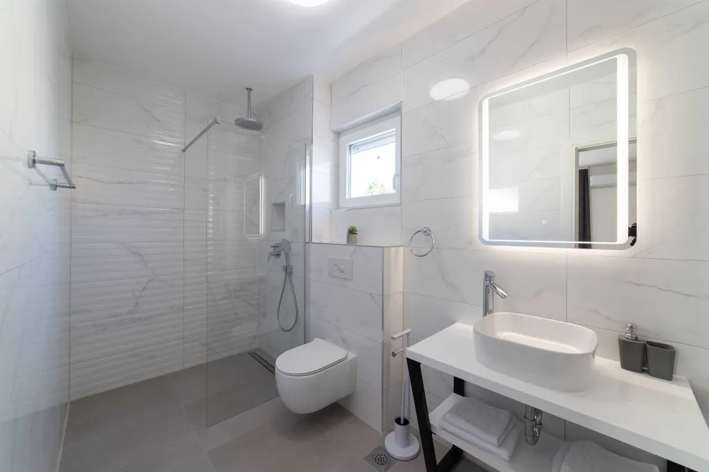 Modern Villa with Heated Pool in Kaštel Stari