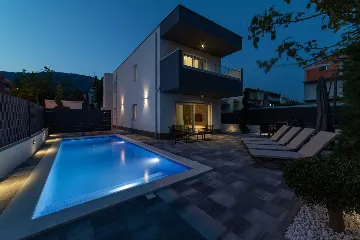 Modern Villa with Heated Pool in Kaštel Stari