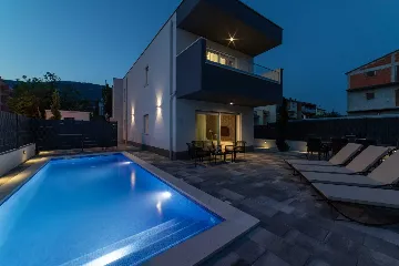Modern Villa with Heated Pool in Kaštel Stari