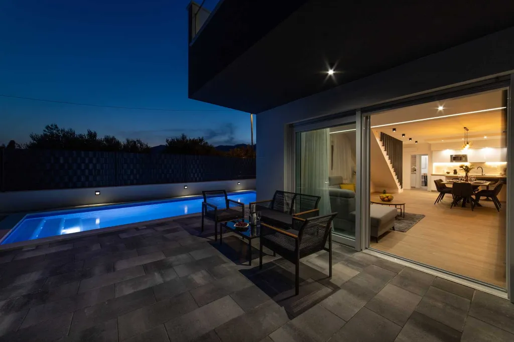 Modern Villa with Heated Pool in Kaštel Stari
