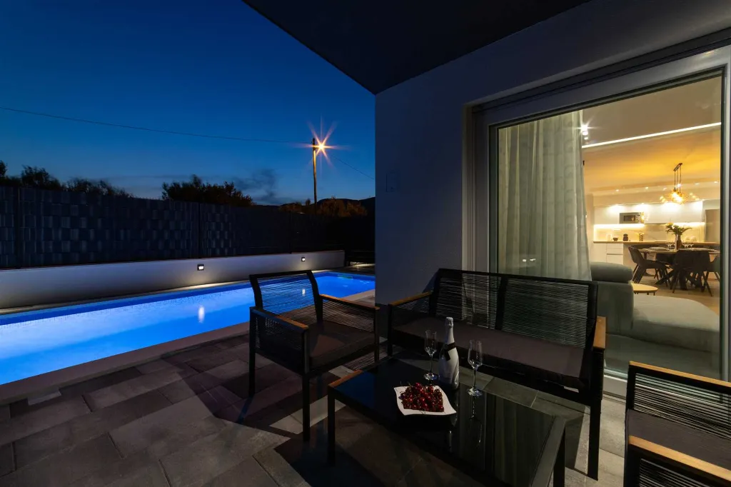 Modern Villa with Heated Pool in Kaštel Stari