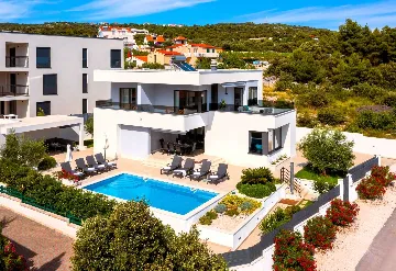 Seaside Family Villa with Pool in Sevid