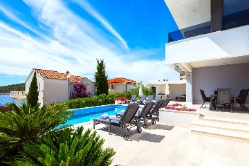 Seaside Family Villa with Pool in Sevid