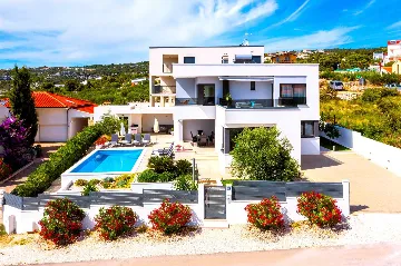 Seaside Family Villa with Pool in Sevid