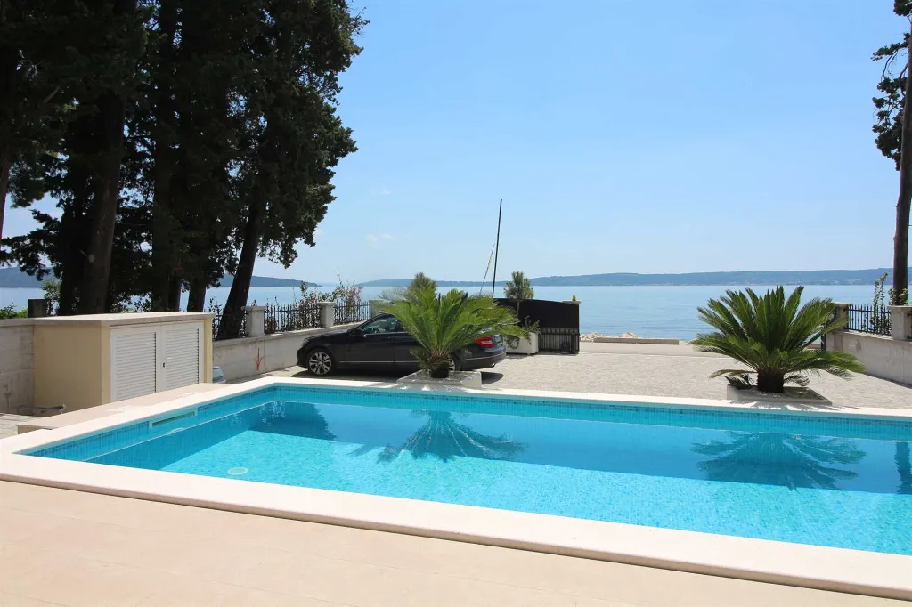 Seaside Retreat Villa with Pool, Kaštel Kambelovac