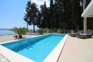 Seaside Retreat Villa with Pool, Kaštel Kambelovac