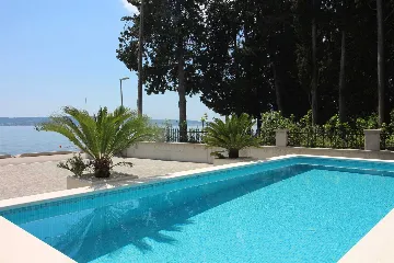 Seaside Retreat Villa with Pool, Kaštel Kambelovac