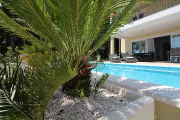 Seaside Retreat Villa with Pool, Kaštel Kambelovac