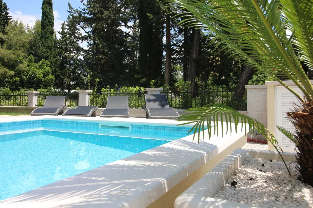 Seaside Retreat Villa with Pool, Kaštel Kambelovac