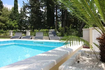 Seaside Retreat Villa with Pool, Kaštel Kambelovac