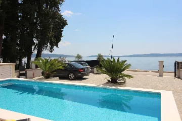 Seaside Retreat Villa with Pool, Kaštel Kambelovac