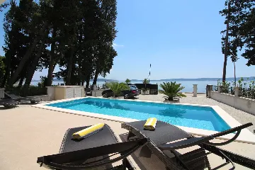 Seaside Retreat Villa with Pool, Kaštel Kambelovac