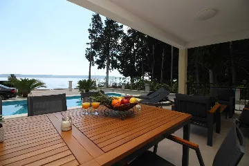 Seaside Retreat Villa with Pool, Kaštel Kambelovac