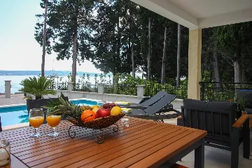 Seaside Retreat Villa with Pool, Kaštel Kambelovac