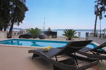 Seaside Retreat Villa with Pool, Kaštel Kambelovac