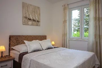 Seaside Retreat Villa with Pool, Kaštel Kambelovac