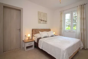 Seaside Retreat Villa with Pool, Kaštel Kambelovac