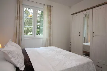 Seaside Retreat Villa with Pool, Kaštel Kambelovac