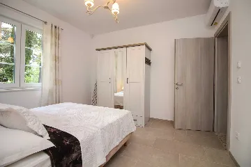Seaside Retreat Villa with Pool, Kaštel Kambelovac