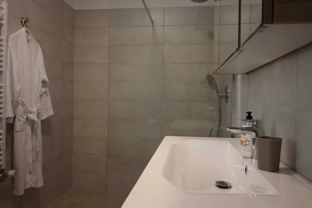 Seaside Retreat Villa with Pool, Kaštel Kambelovac