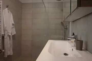 Seaside Retreat Villa with Pool, Kaštel Kambelovac