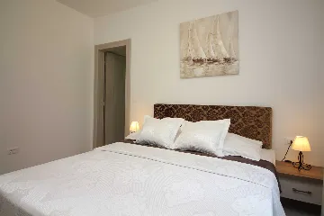 Seaside Retreat Villa with Pool, Kaštel Kambelovac