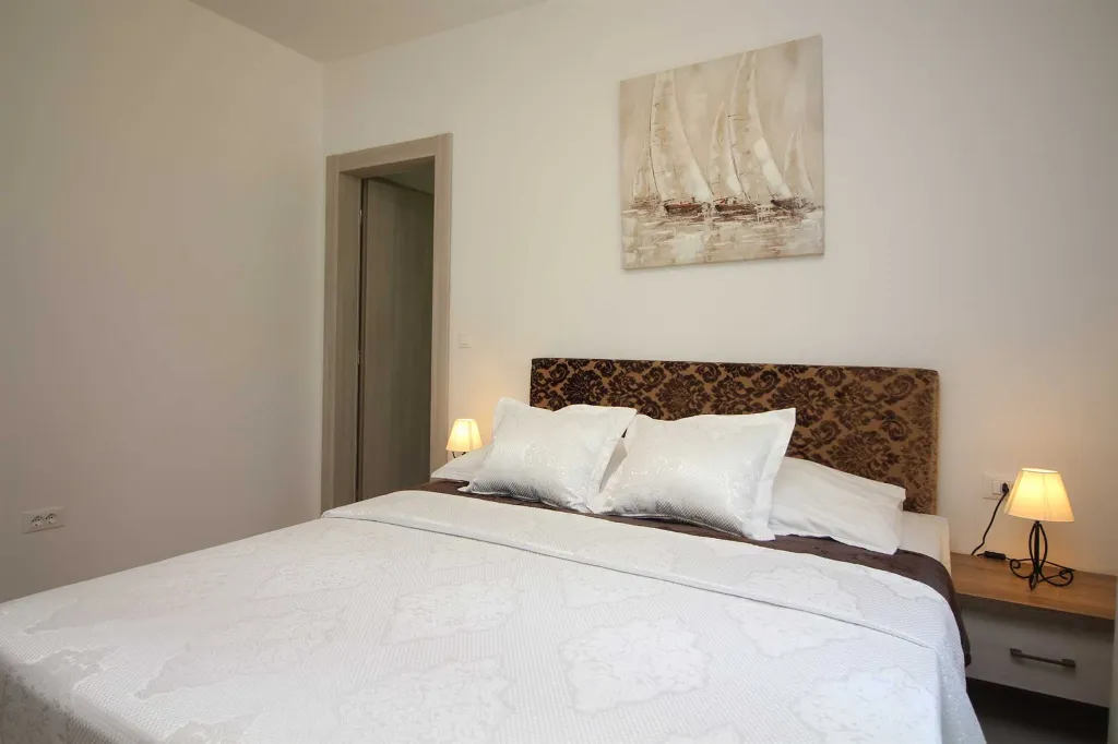 Seaside Retreat Villa with Pool, Kaštel Kambelovac