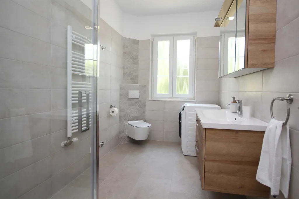 Seaside Retreat Villa with Pool, Kaštel Kambelovac