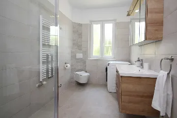 Seaside Retreat Villa with Pool, Kaštel Kambelovac