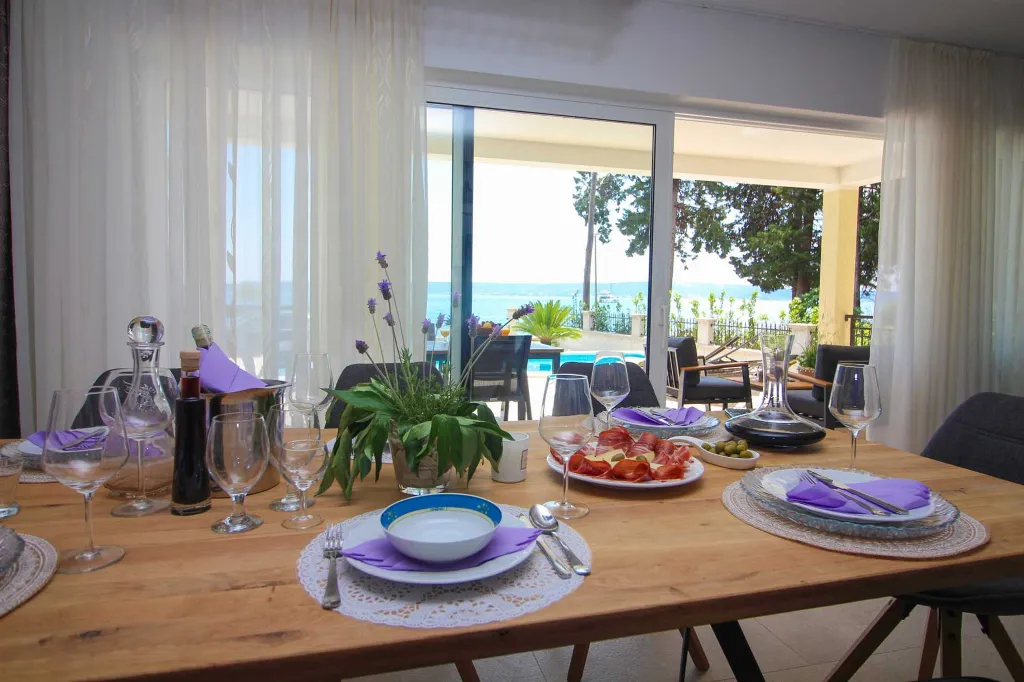 Seaside Retreat Villa with Pool, Kaštel Kambelovac