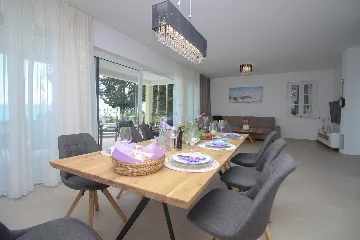 Seaside Retreat Villa with Pool, Kaštel Kambelovac