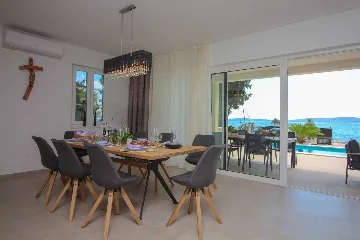 Seaside Retreat Villa with Pool, Kaštel Kambelovac