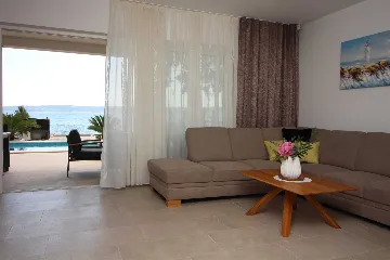 Seaside Retreat Villa with Pool, Kaštel Kambelovac