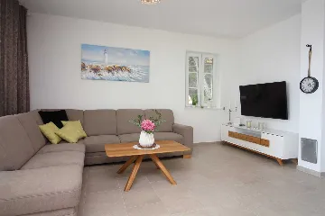 Seaside Retreat Villa with Pool, Kaštel Kambelovac