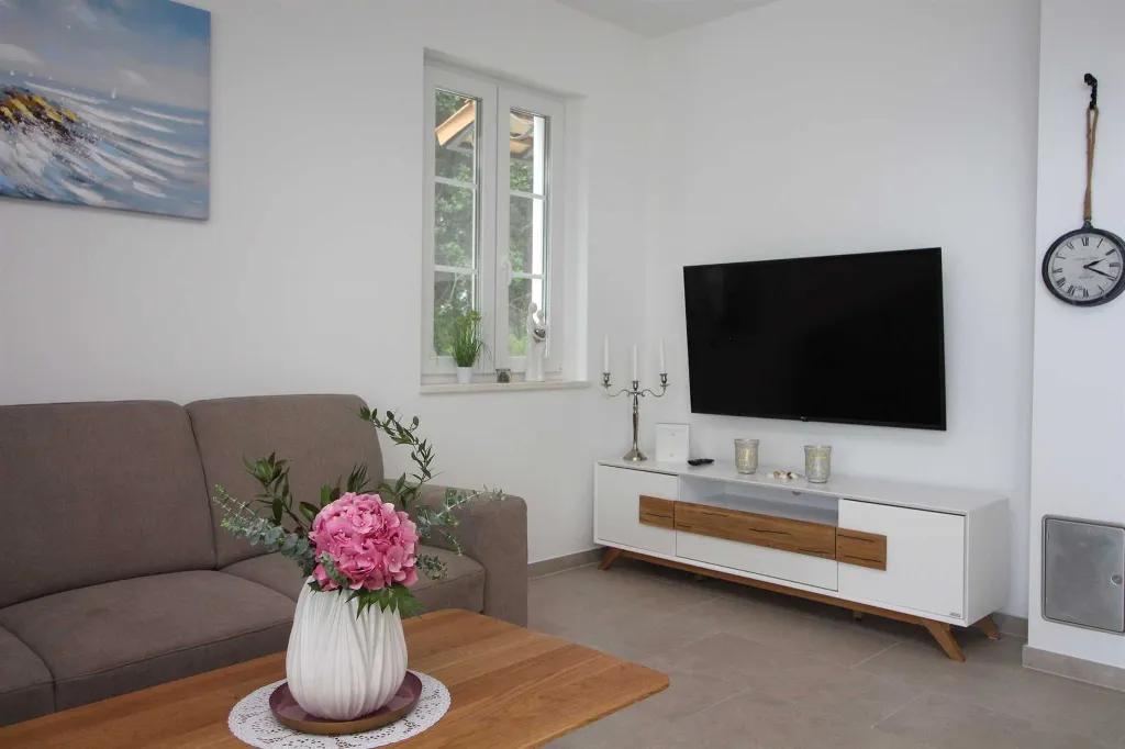 Seaside Retreat Villa with Pool, Kaštel Kambelovac