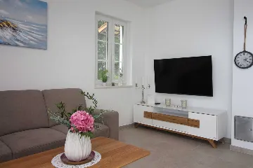 Seaside Retreat Villa with Pool, Kaštel Kambelovac