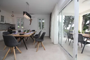 Seaside Retreat Villa with Pool, Kaštel Kambelovac