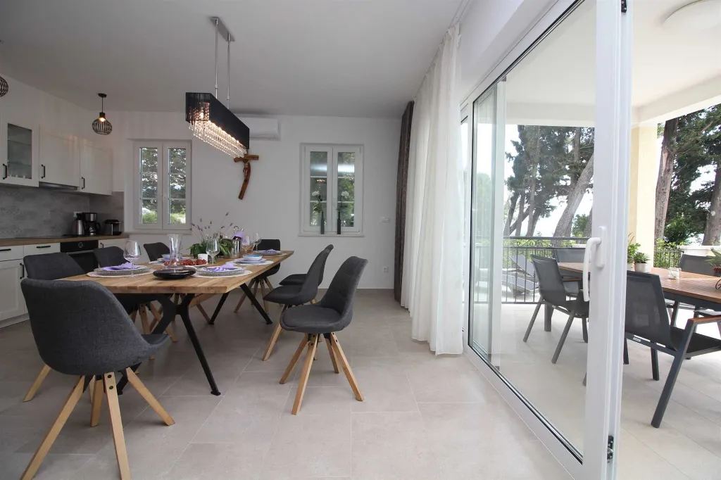 Seaside Retreat Villa with Pool, Kaštel Kambelovac